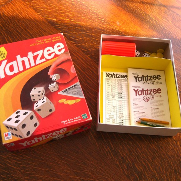 Yahtzee classic dice game played 5 dice Strategies English Spanish high-scoring - Picture 8 of 16